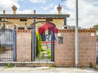 Villetta a schiera in Vendita a Roma, 240'000€, 123 m²