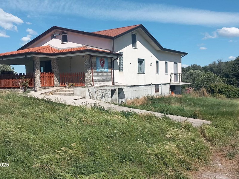 Villa in Vendita a Serre, 195'000&euro;, 324 m²