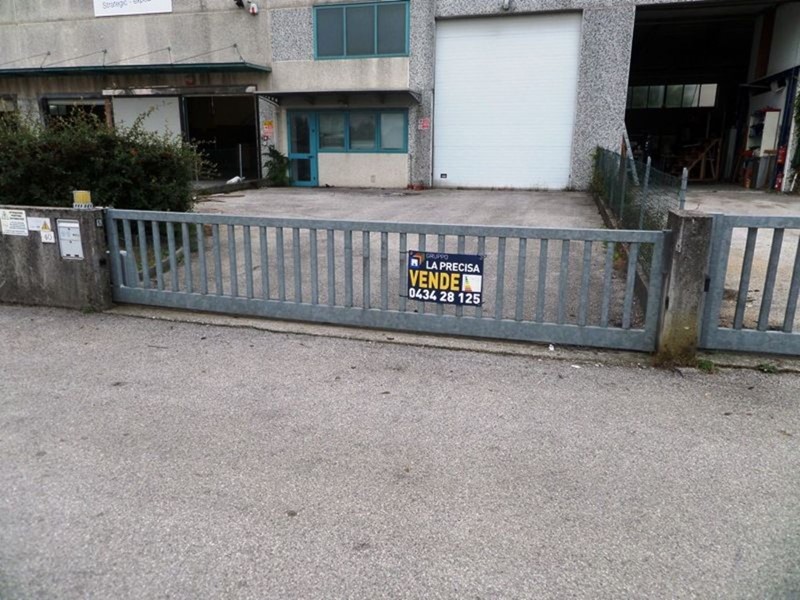 Capannone in Vendita a Roveredo in Piano, 175'000€, 225 m²