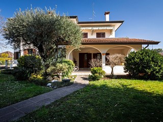 Villa in Vendita a Cordenons, 395'000€, 357 m²