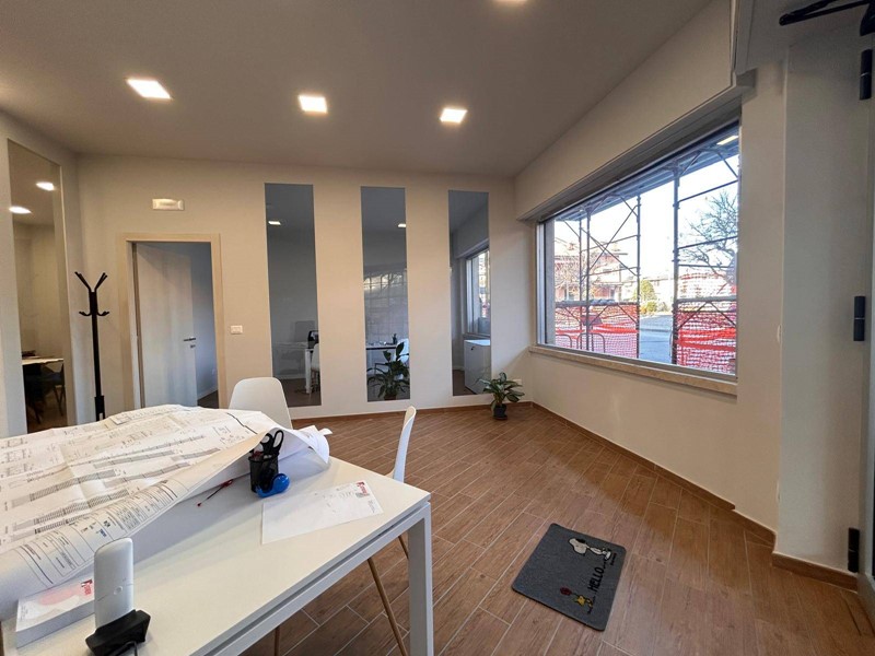 Ufficio in Affitto a Beinette, 450€, 62 m²