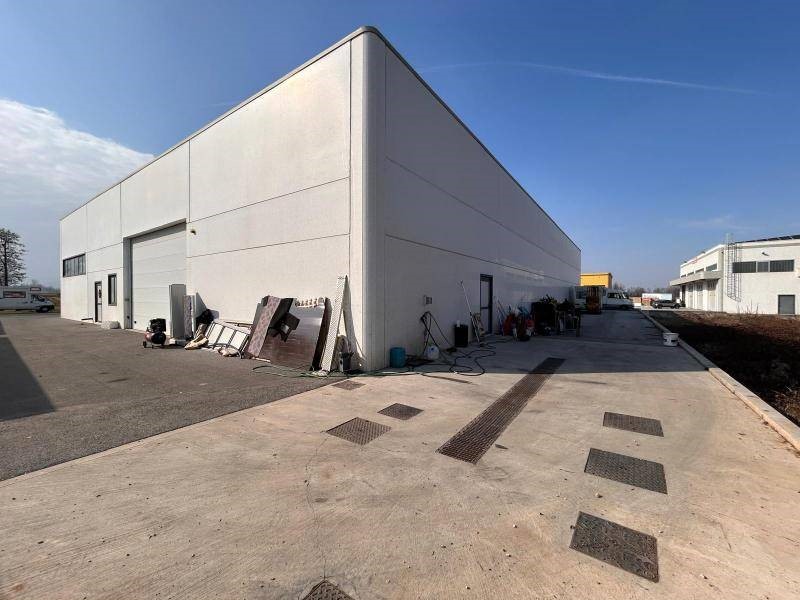 Capannone in Affitto a Beinette, 1'000€, 100 m²