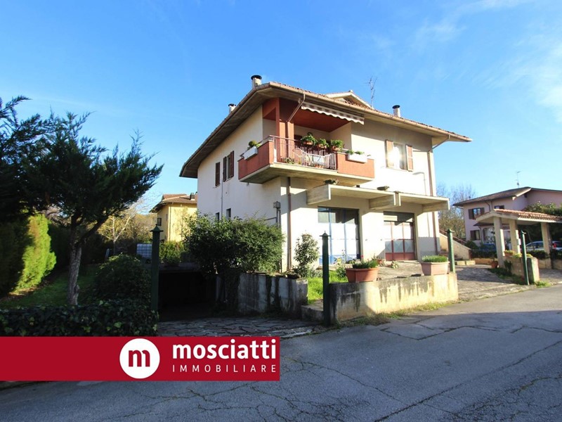 Villa in Vendita a Matelica, 370'000&euro;, 264 m²