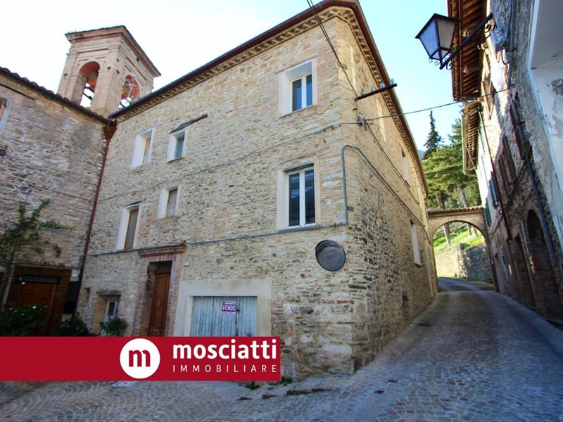 Villa in Vendita a Esanatoglia, 120'000&euro;, 172 m²