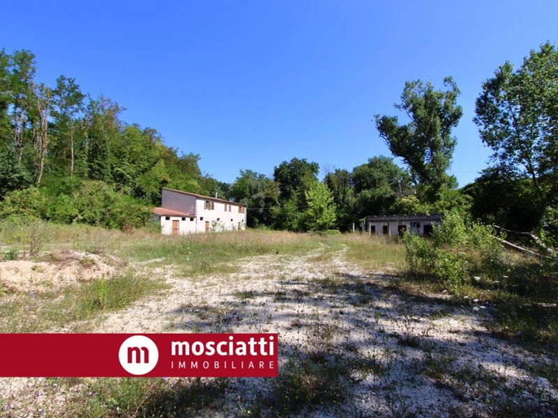 Immobile commerciale in Vendita a Matelica, 60'000&euro;, 10000 m²