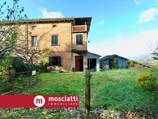 Casa Indipendente in Vendita a Cerreto d'Esi, 65'000€, 126 m², con Box