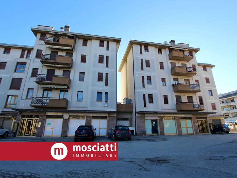 Immobile commerciale in Vendita a Matelica, 180'000&euro;, 311 m²