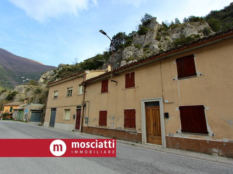 Casa Indipendente in Vendita a Pioraco, 30'000&euro;, 200 m²