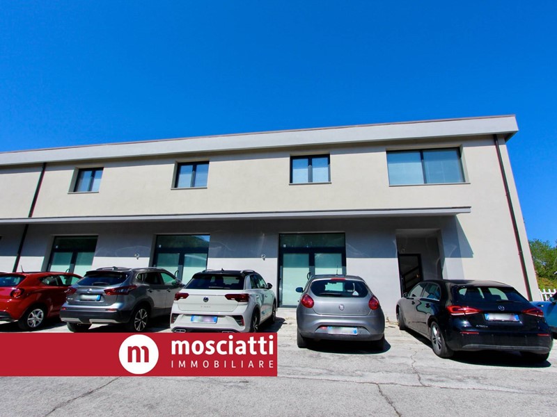 Immobile commerciale in Vendita a Castelraimondo, 260'000&euro;, 450 m²
