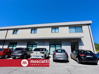Immobile commerciale in Vendita a Castelraimondo, 260'000&euro;, 450 m²