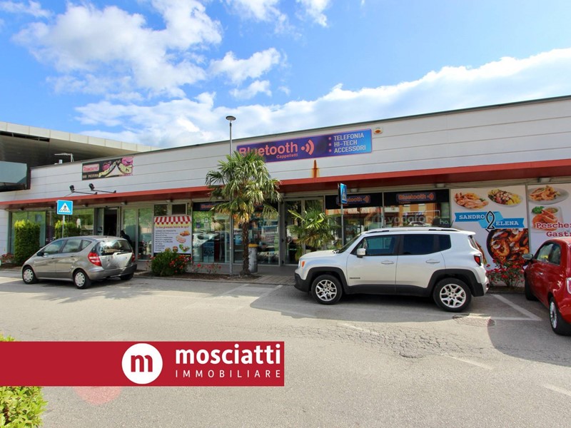 Immobile commerciale in Affitto a Matelica, 850€, 94 m²