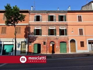 Casa Indipendente in Vendita a Cerreto d'Esi, 80'000€, 310 m²