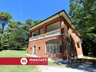 Villa in Vendita a Matelica, 350'000&euro;, 210 m²