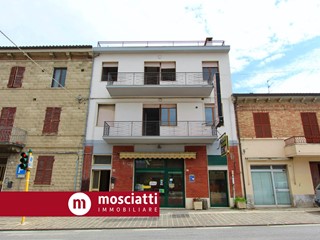 Appartamento in Vendita a Cerreto d'Esi, 68'000€, 170 m²