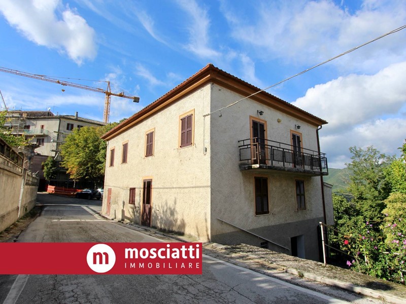 Casa Indipendente in Vendita a Fabriano, 135'000€, 180 m²