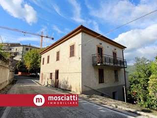 Casa Indipendente in Vendita a Fabriano, 135'000€, 180 m²