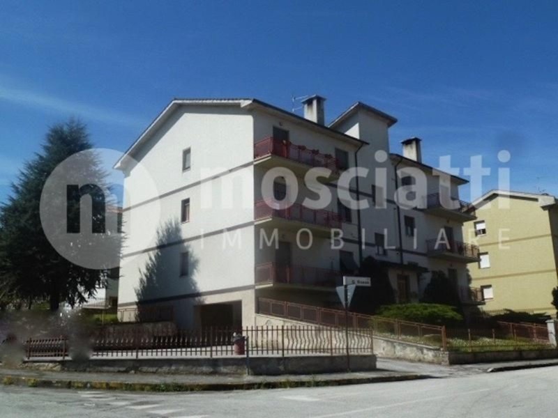 Appartamento in Vendita a Esanatoglia, 130'000&euro;, 100 m²