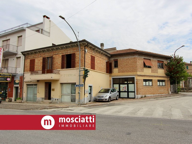 Casa Indipendente in Vendita a Cerreto d'Esi, 120'000€, 180 m²