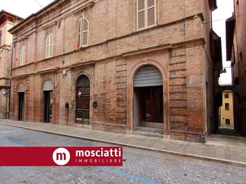 Immobile commerciale in Affitto a Matelica, 500€, 290 m²