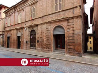 Immobile commerciale in Affitto a Matelica, 500€, 290 m²