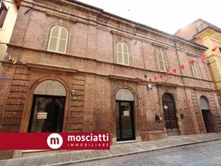 Immobile commerciale in Vendita a Matelica, 220'000&euro;, 440 m²