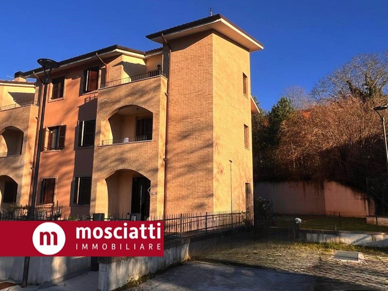 Villa in Vendita a Castelraimondo, 219'000&euro;, 160 m²
