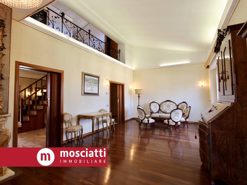 Villa in Vendita a Matelica, 265'000&euro;, 264 m²