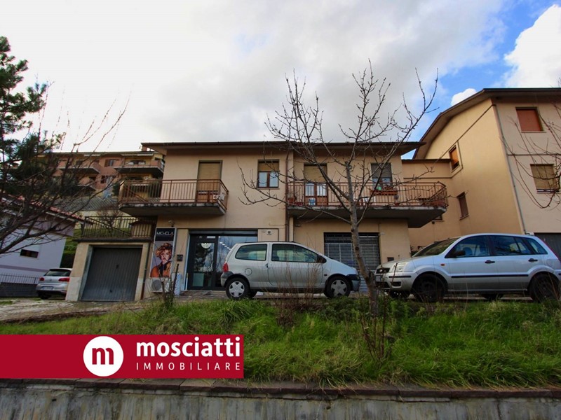 Immobile commerciale in Vendita a Castelraimondo, 75'000&euro;, 120 m²