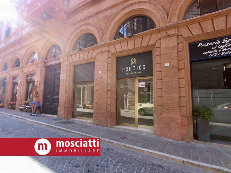 Immobile commerciale in Affitto a Matelica, 500€, 90 m²