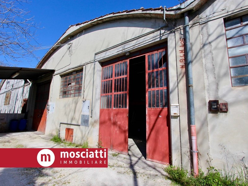Capannone in Vendita a San Severino Marche, 88'000&euro;, 182 m²