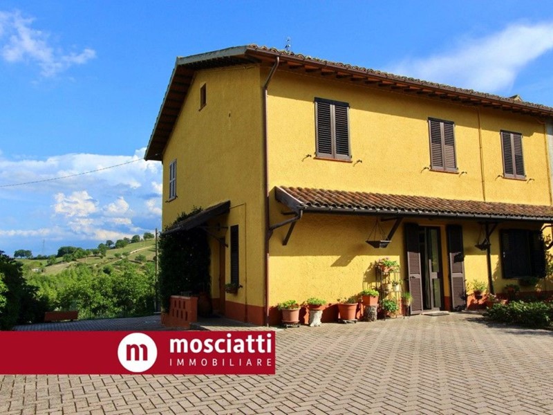 Rustico in Vendita a Esanatoglia, 250'000&euro;, 170 m²