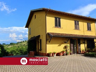 Rustico in Vendita a Esanatoglia, 250'000&euro;, 170 m²