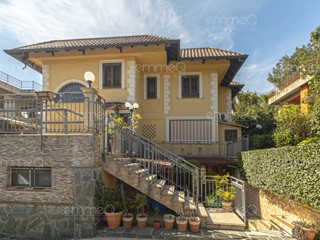 Villa in Vendita a Palermo, 525'000€, 430 m²