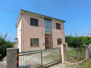 Casa Semi Indipendente in Vendita a Masi Torello, 75'000€, 200 m²