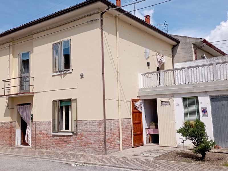 Casa Indipendente in Vendita a Masi Torello, 78'000€, 190 m²