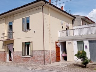 Casa Indipendente in Vendita a Masi Torello, 78'000€, 190 m²