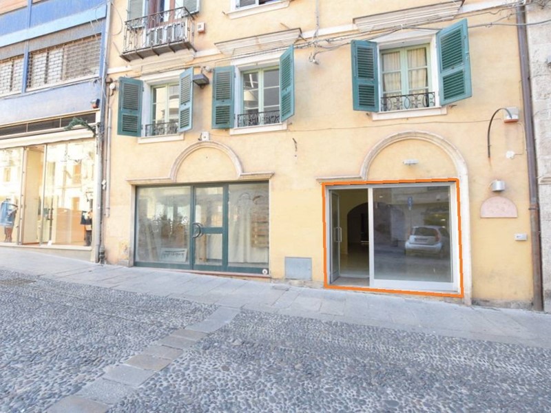Immobile commerciale in Affitto a Sassari, 1'500€, 109 m²