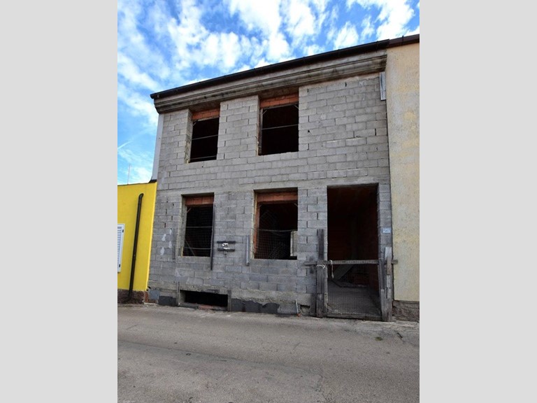 Casa Indipendente in Vendita a Tissi, 52'000€, 125 m²