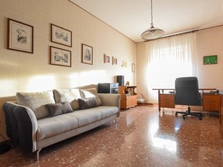 Appartamento in Vendita a Sassari, 235'000€, 211 m²