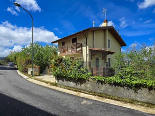 Casa Indipendente in Vendita a Aritzo, 370'000€, 295 m²