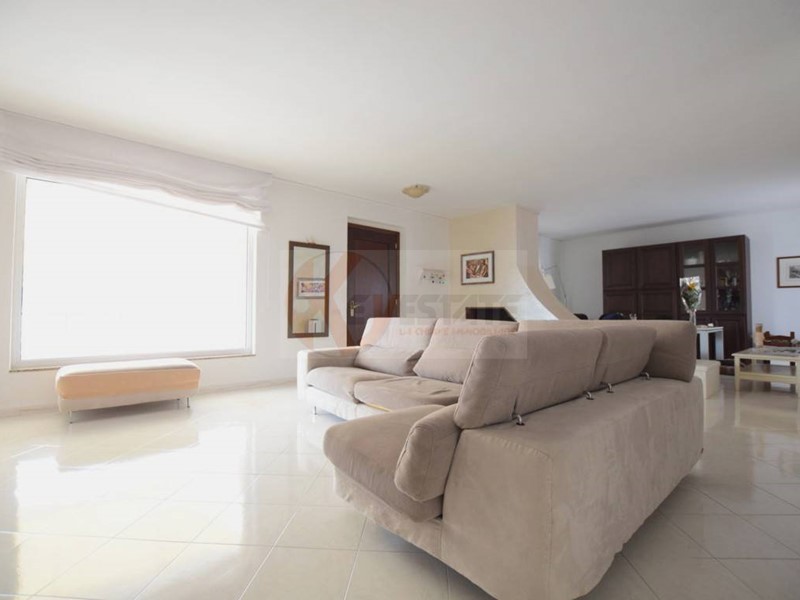 Villetta a schiera in Vendita a Nuoro, 420'000€, 325 m²