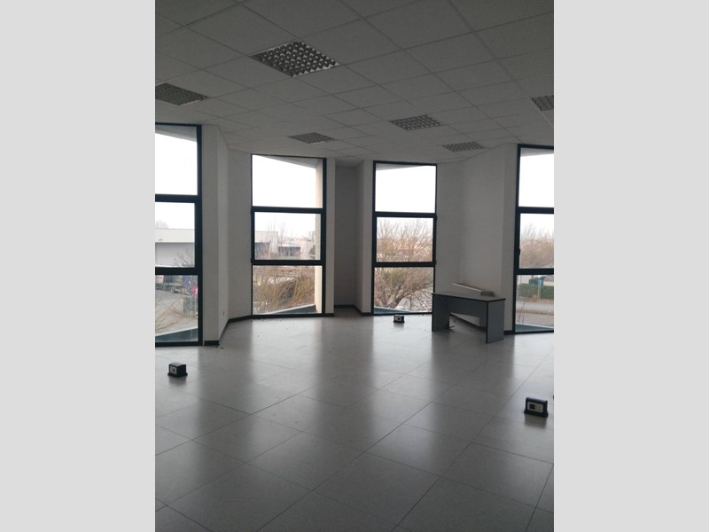 Ufficio in Affitto a Faenza, 1'500€, 150 m²