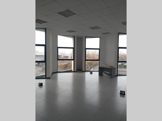 Ufficio in Affitto a Faenza, 1'500€, 150 m²