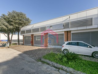 Immobile commerciale in Affitto a Pomezia, 5'500€, 668 m²