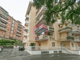 Ufficio in Vendita a Pomezia, 83'000€, 100 m²