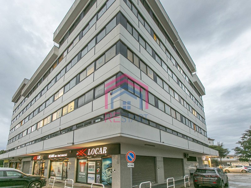 Ufficio in Vendita a Pomezia, 629'000€, 800 m²