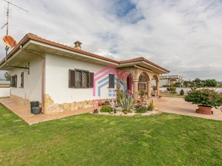 Villa in Vendita a Aprilia, 299'000€, 150 m²
