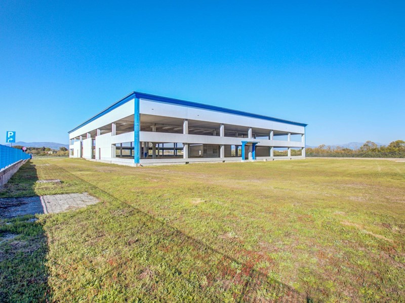 Capannone in Vendita a Aprilia, 4300 m²