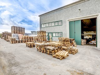 Capannone in Affitto a Pomezia, 7'500&euro;, 1500 m²