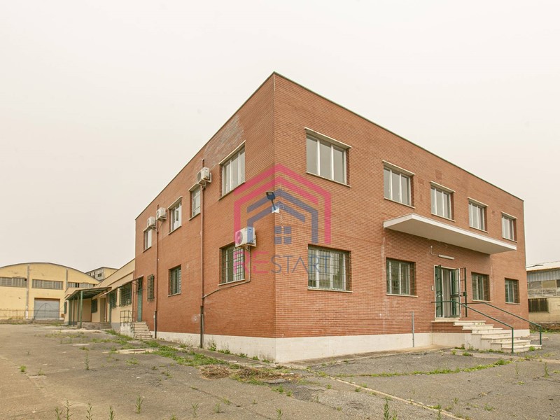 Capannone in Vendita a Pomezia, 749'000€, 1300 m²